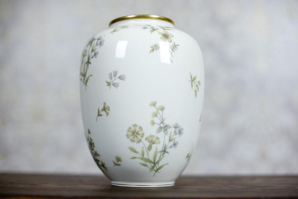 We present you this simple vase of a cylindrical shape; with a gilding on the edges of the neck and the base.
The porcelain is smooth, in the shade of beige, and ornate with a subtle floral pattern.
The signature of KPM Krister is from the period