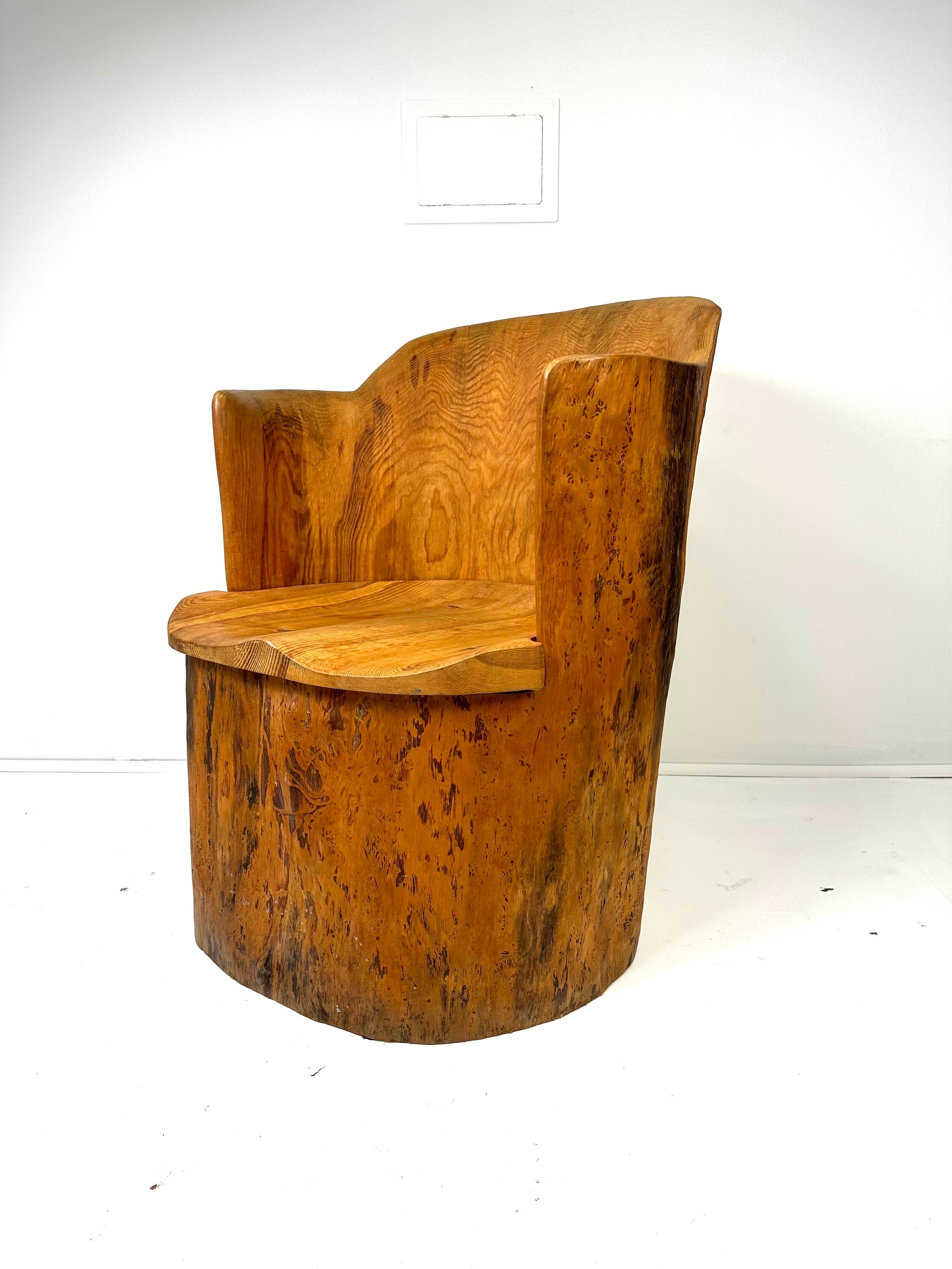 Chaise Kubbestol Pine du 20ème siècle. La Suède.

Un Kubbestol est une chaise traditionnelle scandinave sculptée dans une seule section d'un tronc d'arbre, ou kubbe, et utilisée depuis le Moyen-Âge. La chaise est creusée et façonnée, puis durcie