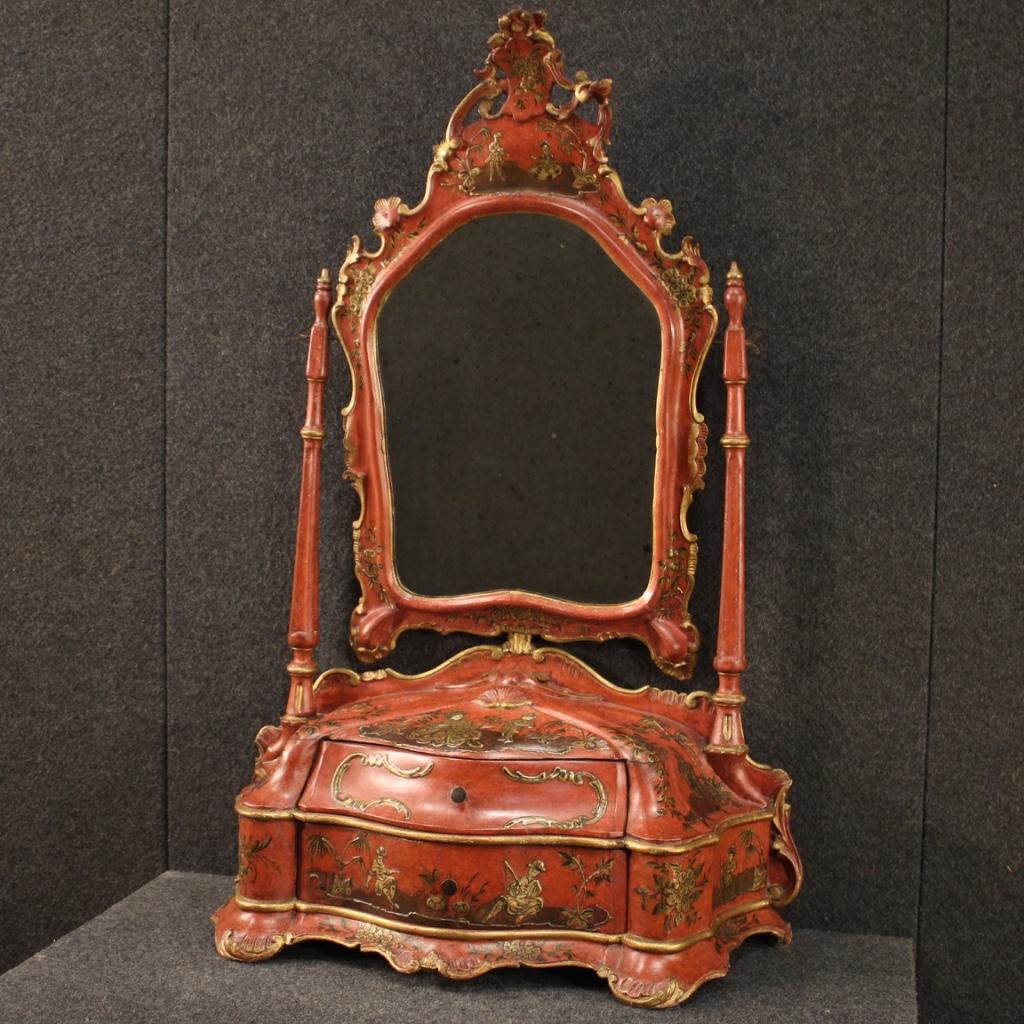 Venetian jewelry box / dressing table from the first half of the 20th century. Furniture in lacquered and gilded wood with chinoiserie decorations with oriental characters of excellent quality. Dressign table with tilting mirror supported by lateral