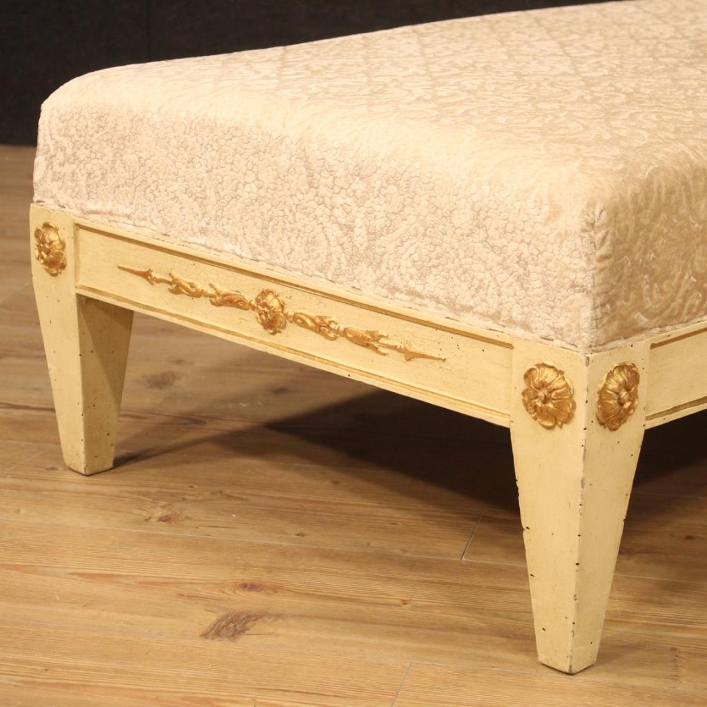 Italienische Chaiselongue aus dem 20. Jahrhundert. Möbel aus geschnitztem, lackiertem und vergoldetem Holz im Louis XVI-Stil mit schöner Linie und angenehmem Dekor. Möbel aus einem einzigen, nicht teilbaren Block, der mit Stoff bezogen ist, mit