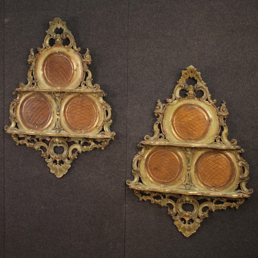 Pair of Venetian étagères from the first half of the 20th century. Furniture in carved, lacquered and gilded wood of fabulous decoration and difficult to find. Étagères for display plates equipped with a metal (safety) hook and recess on the top to