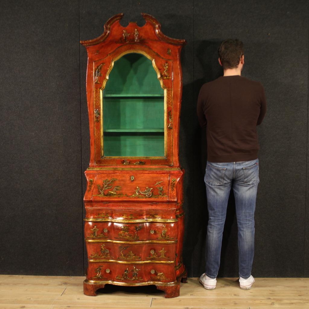 Rare Venetian chinoiserie trumeau from the mid-20th century. Double-body furniture, curved in richly carved, lacquered and gilded wood with chinoiserie figures and oriental genre scenes, of great charm and quality. In the upper body we find a door