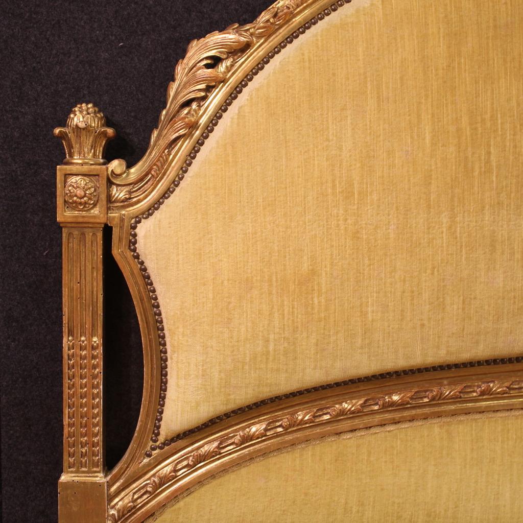 20. Jahrhundert Lackiert und Gold Holz und Samt Italienisch Louis XVI Stil Bett 1950 im Angebot 2