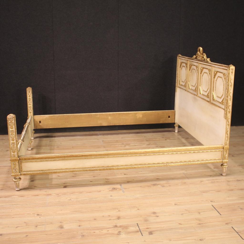 Italian bed from the mid-20th century. Finely sculpted, lacquered and gilded Louis XVI style furniture of excellent quality. Double bed that can accommodate an internal structure (not included in the offer) with the following maximum dimensions: W