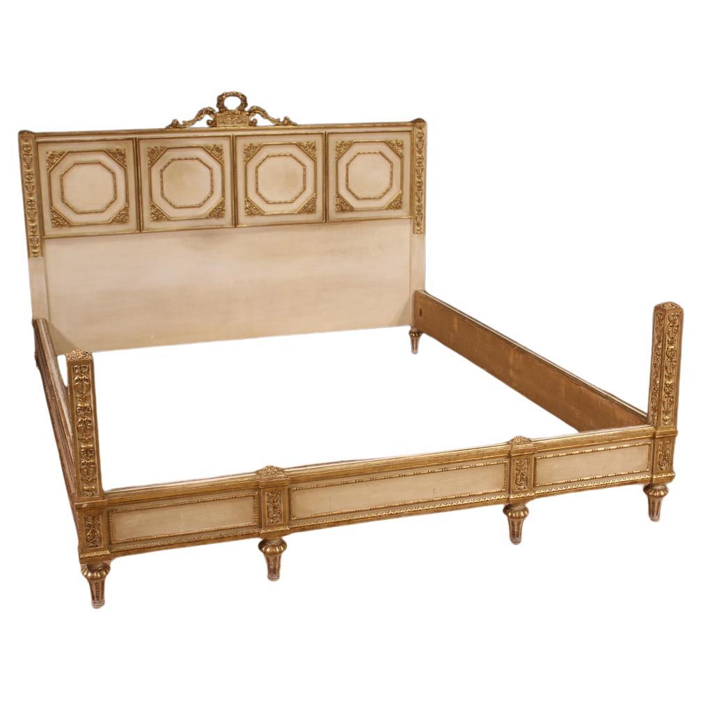 lit double de style Louis XVI en bois laqué et doré du 20e siècle, années 1950