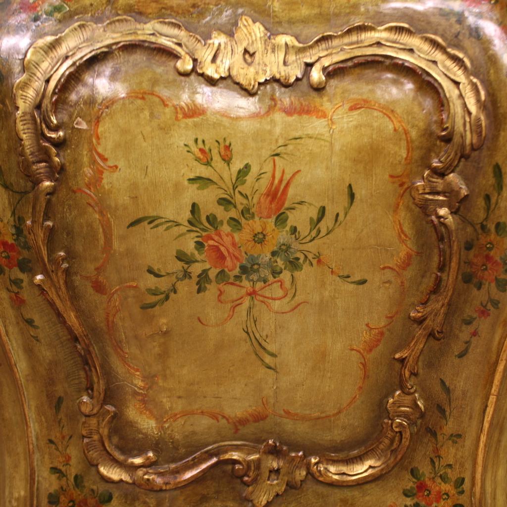 20th Century Lacquered and Gold Wood Venetian Commode, 1950 In condizioni buone in vendita a Vicoforte, Piedmont