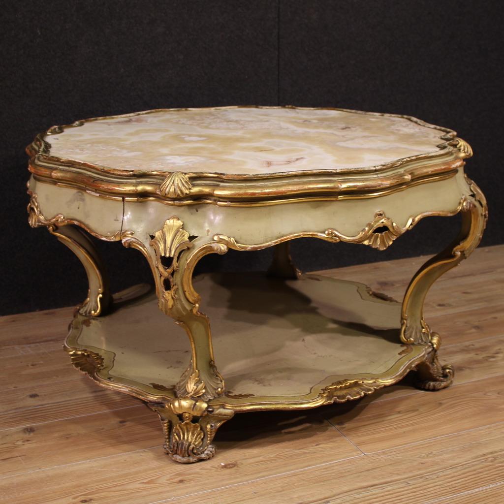 Louis XV table basse vénitienne à plateau en onyx en bois laqué et doré du 20e siècle, années 1950 en vente