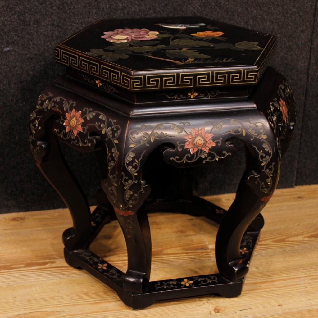 French side table from 20th century. Sculpted, chiselled, lacquered and painted chinoiserie wooden hexagonal furniture. Side table of small measure but of fabulous decoration, it can be easily inserted into different parts of the house. Object for