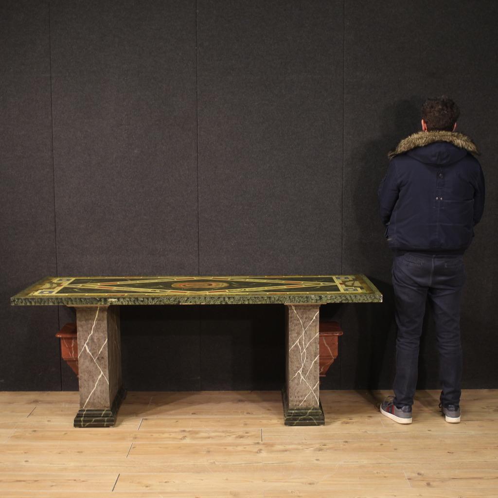 Niederländischer Tisch aus der zweiten Hälfte des 20. Jahrhunderts. Exzentrische Möbel, die aus zwei Sockeln und einer Holzplatte bestehen, die vollständig lackiert und von Hand mit Dekorationen aus Kunstmarmor bemalt sind. Die Konsole ist als