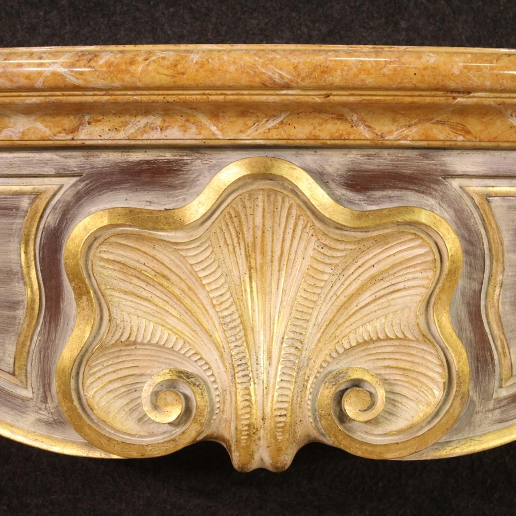 20. Jahrhundert Italienischer Kamin aus lackiertem und bemaltem Kunstmarmorholz, 1980 (Late 20th Century) im Angebot
