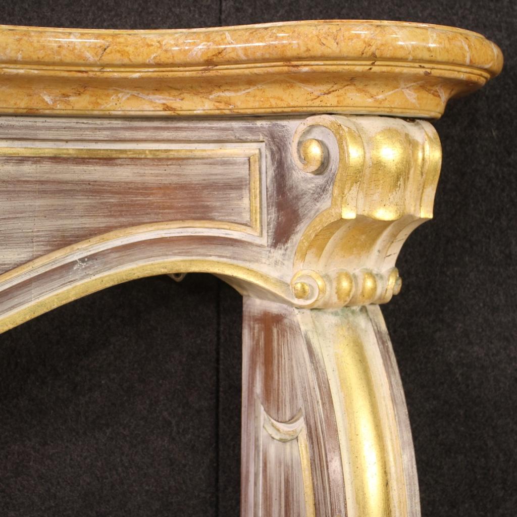20. Jahrhundert Italienischer Kamin aus lackiertem und bemaltem Kunstmarmorholz, 1980 (Holz) im Angebot