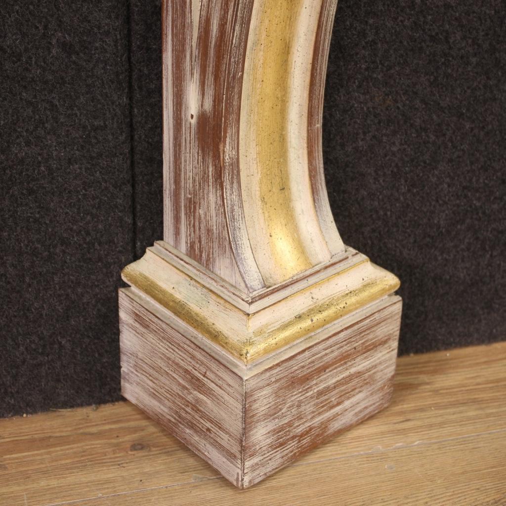 20. Jahrhundert Italienischer Kamin aus lackiertem und bemaltem Kunstmarmorholz, 1980 im Angebot 1