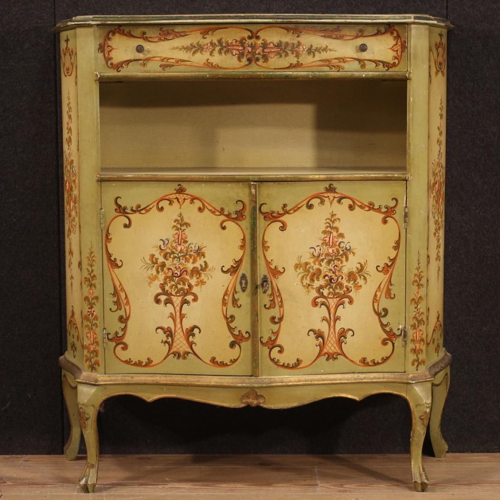 Venetian high sideboard from 20th century. Furniture in carved, lacquered and hand painted wood of very pleasant floral decorations. Sideboard with two doors, an open compartment and a drawer in the upper part, of good capacity and service. Wooden