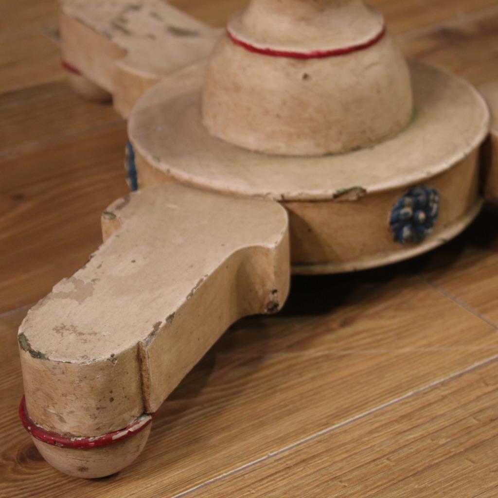 table d'appoint italienne en bois laqué et peint et en plâtre du 20e siècle en vente 2