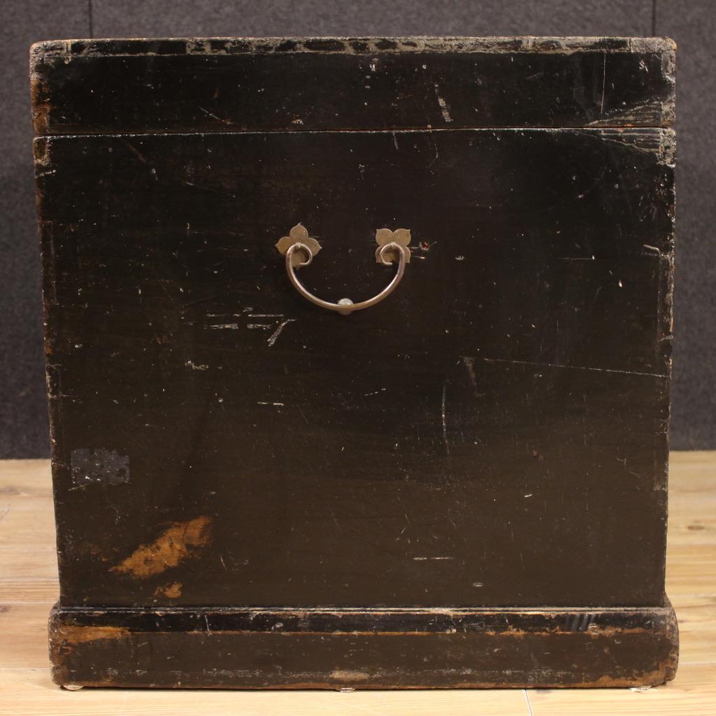 20th Century Lacquered and Painted Wood Chinese Oriental Chest, 1950s For Sale 6