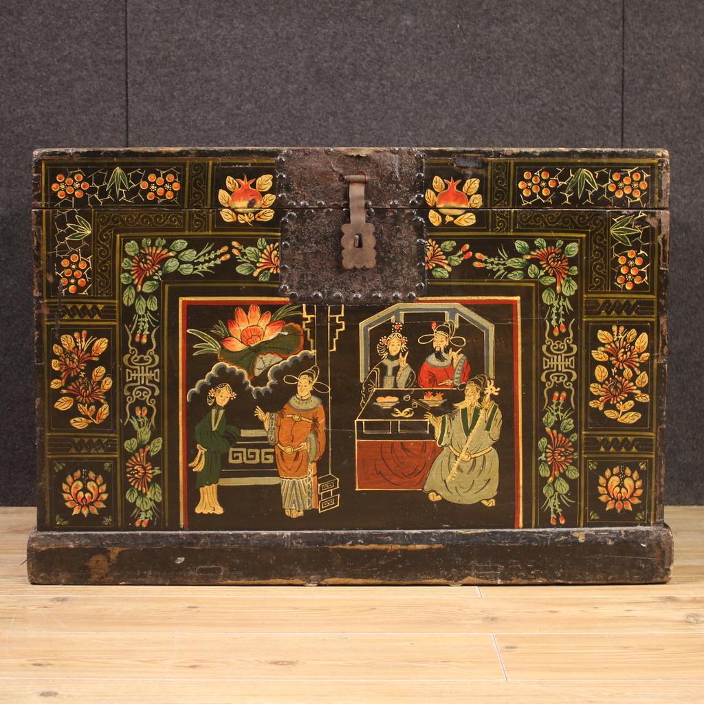 20th Century Lacquered and Painted Wood Chinese Oriental Chest, 1950s For Sale 7
