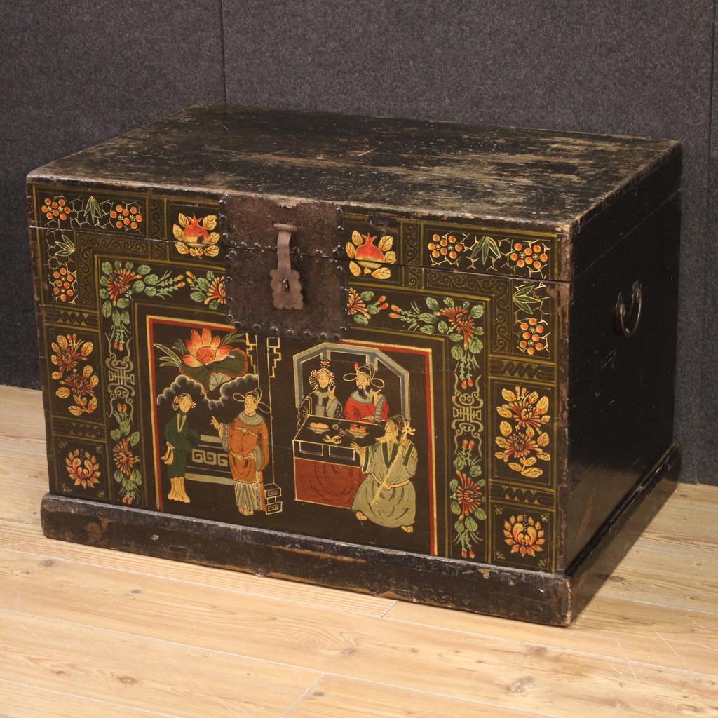 20th Century Lacquered and Painted Wood Chinese Oriental Chest, 1950s For Sale 8