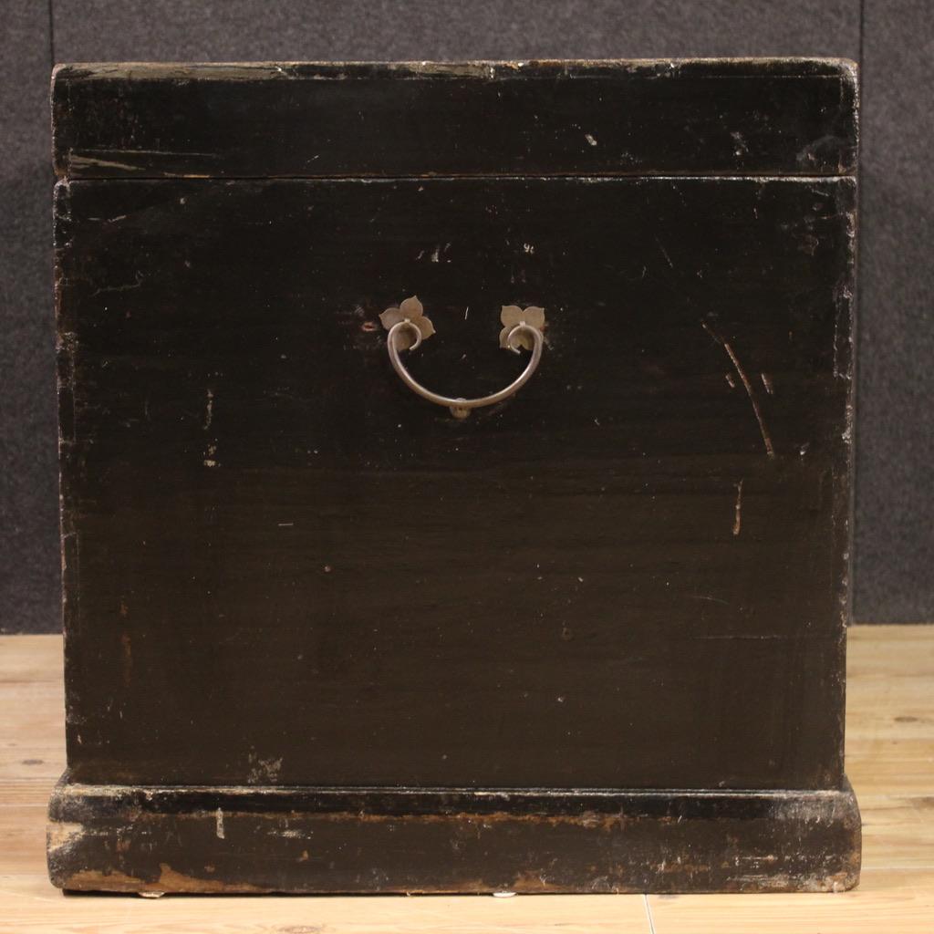 20th Century Lacquered and Painted Wood Chinese Oriental Chest, 1950s In Good Condition For Sale In Vicoforte, Piedmont