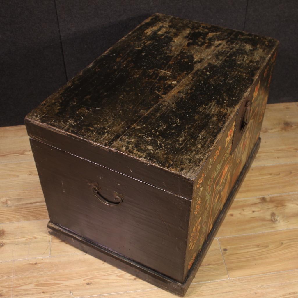 Mid-20th Century 20th Century Lacquered and Painted Wood Chinese Oriental Chest, 1950s For Sale