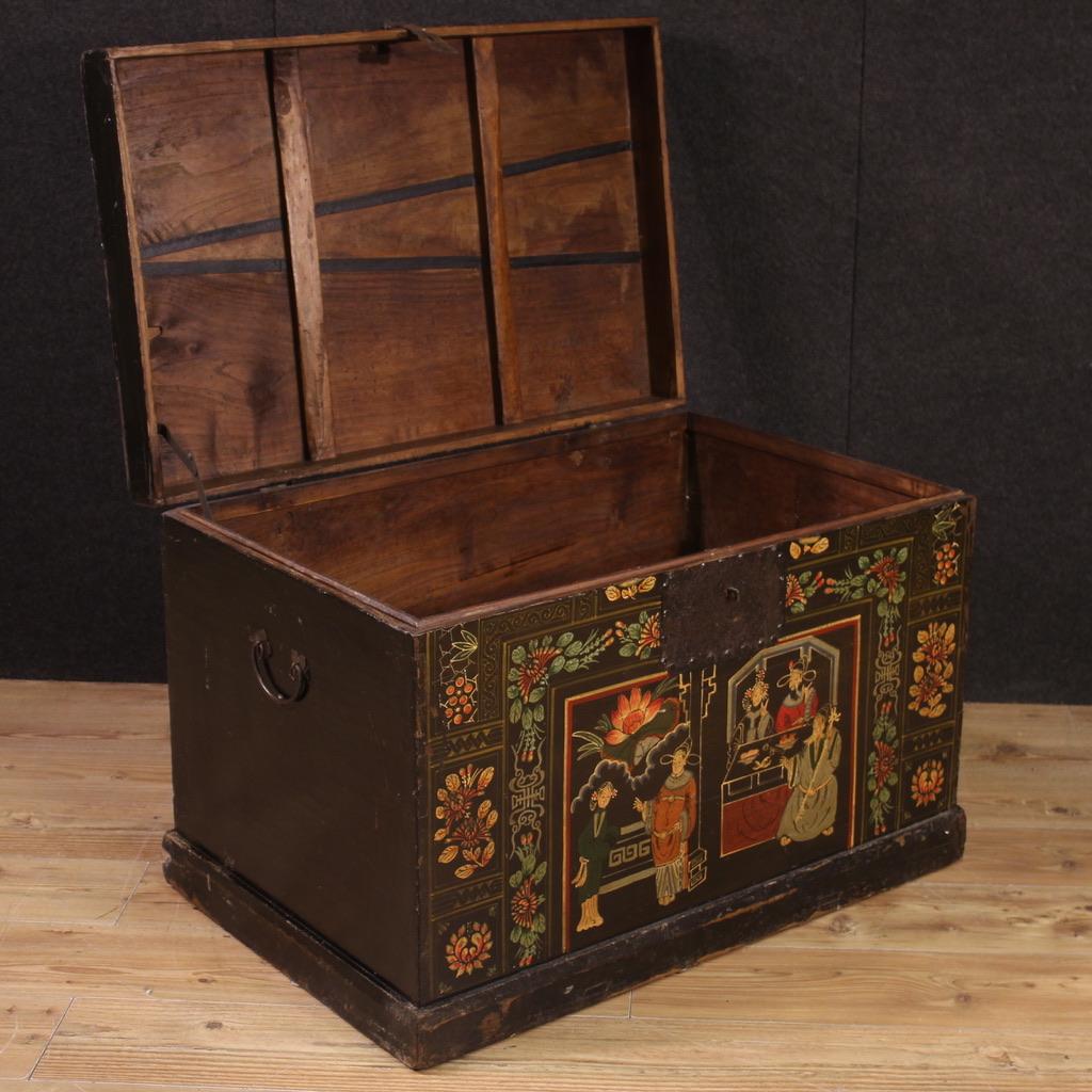 20th Century Lacquered and Painted Wood Chinese Oriental Chest, 1950s For Sale 1
