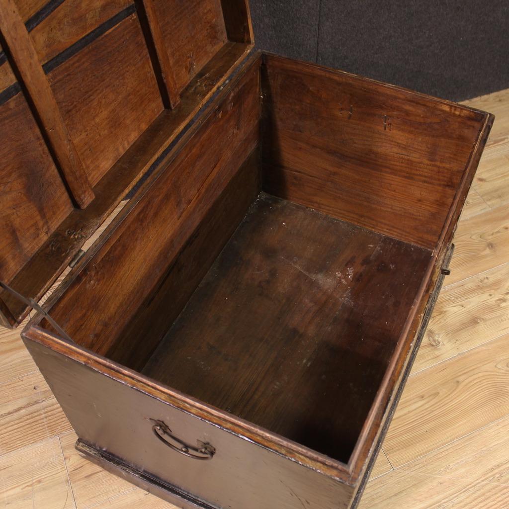 20th Century Lacquered and Painted Wood Chinese Oriental Chest, 1950s For Sale 2