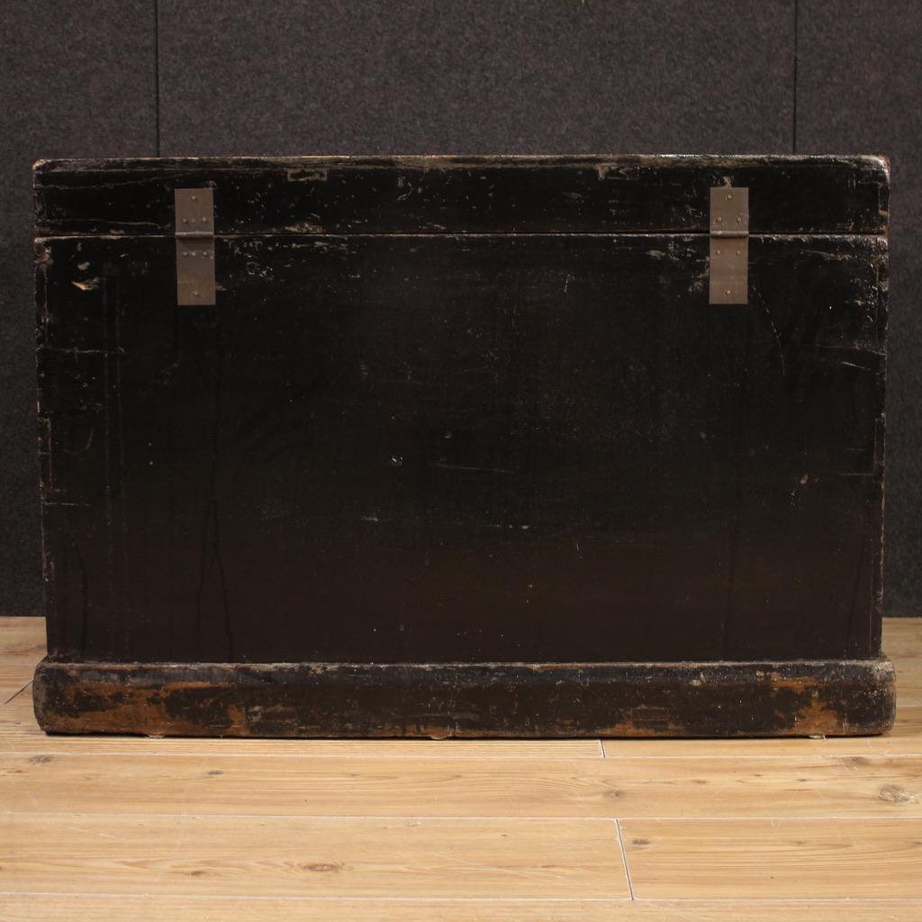 20th Century Lacquered and Painted Wood Chinese Oriental Chest, 1950s For Sale 3