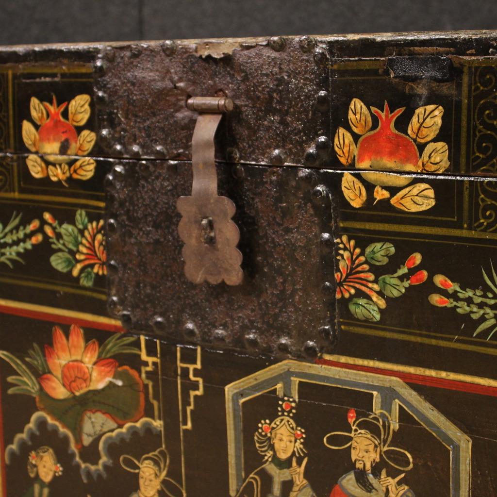 20th Century Lacquered and Painted Wood Chinese Oriental Chest, 1950s For Sale 4