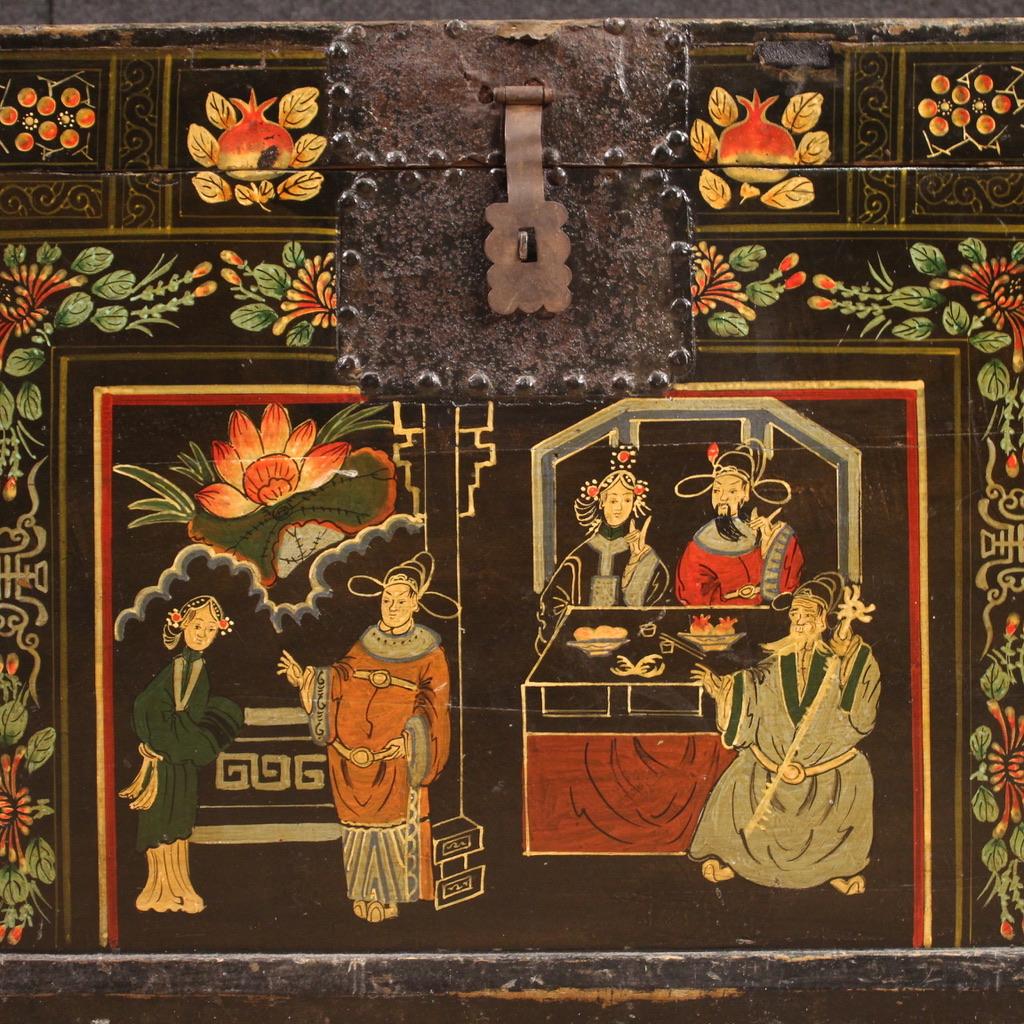 20th Century Lacquered and Painted Wood Chinese Oriental Chest, 1950s For Sale 5
