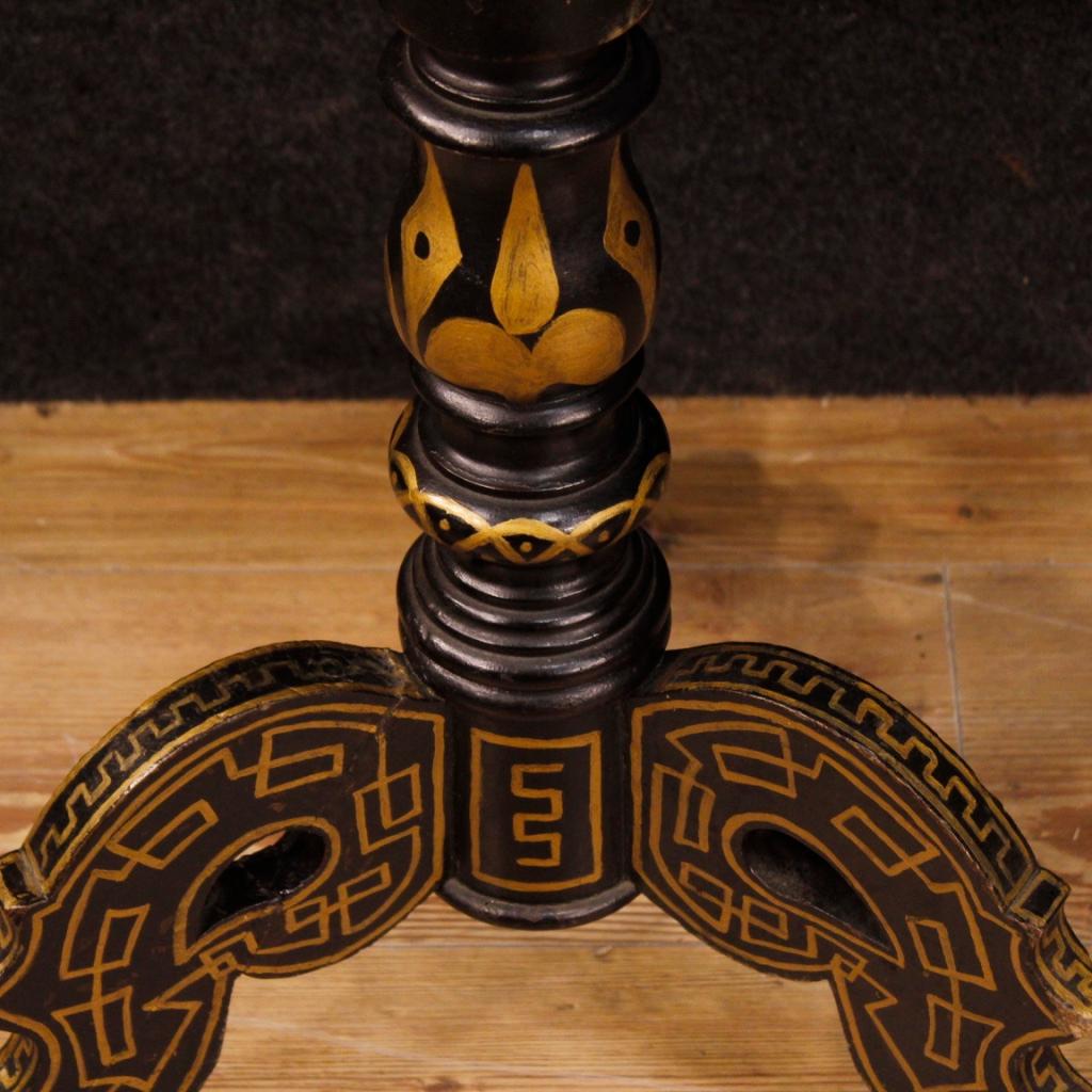 Table d'appoint anglaise du 20ème siècle en bois laqué et peint, 1920 en vente 2