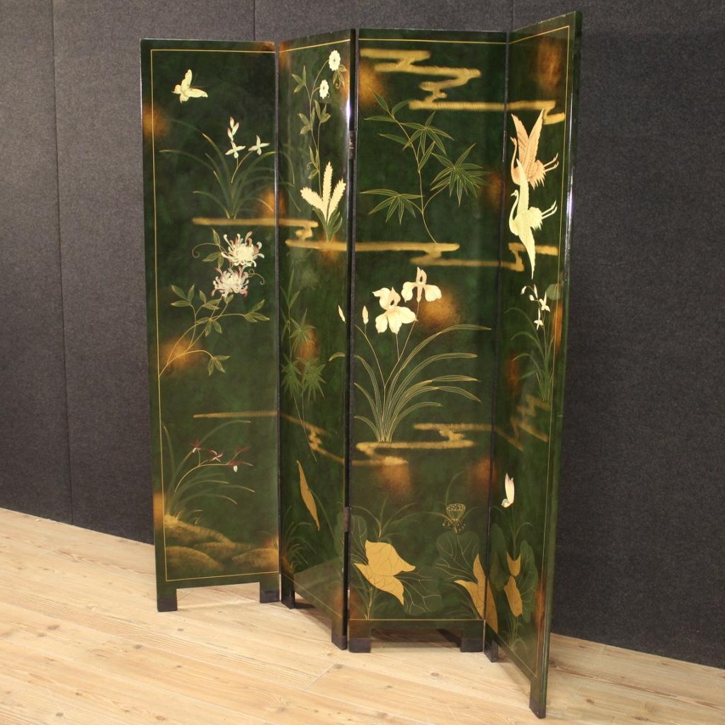 French screen from the second half of the 20th century. Furniture in lacquered and painted wood with floral chinoiserie decorations of great pleasure. Screen with 4 doors, finished from the center, richly adorned with flowers and animals. Furniture