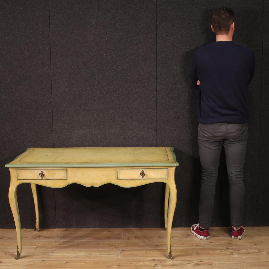 Bureau de style Louis XV en bois laqué et peint du 20e siècle, 1950 en vente 6