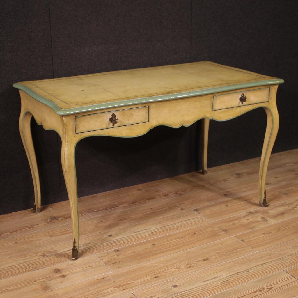 Elegant bureau français du milieu du 20ème siècle. Meubles de style Louis XVI finement sculptés, laqués et peints, enrichis de bronzes dorés et ciselés. Bureau fini pour le centre, équipé de deux tiroirs frontaux de bonne capacité. Tiroirs ornés de