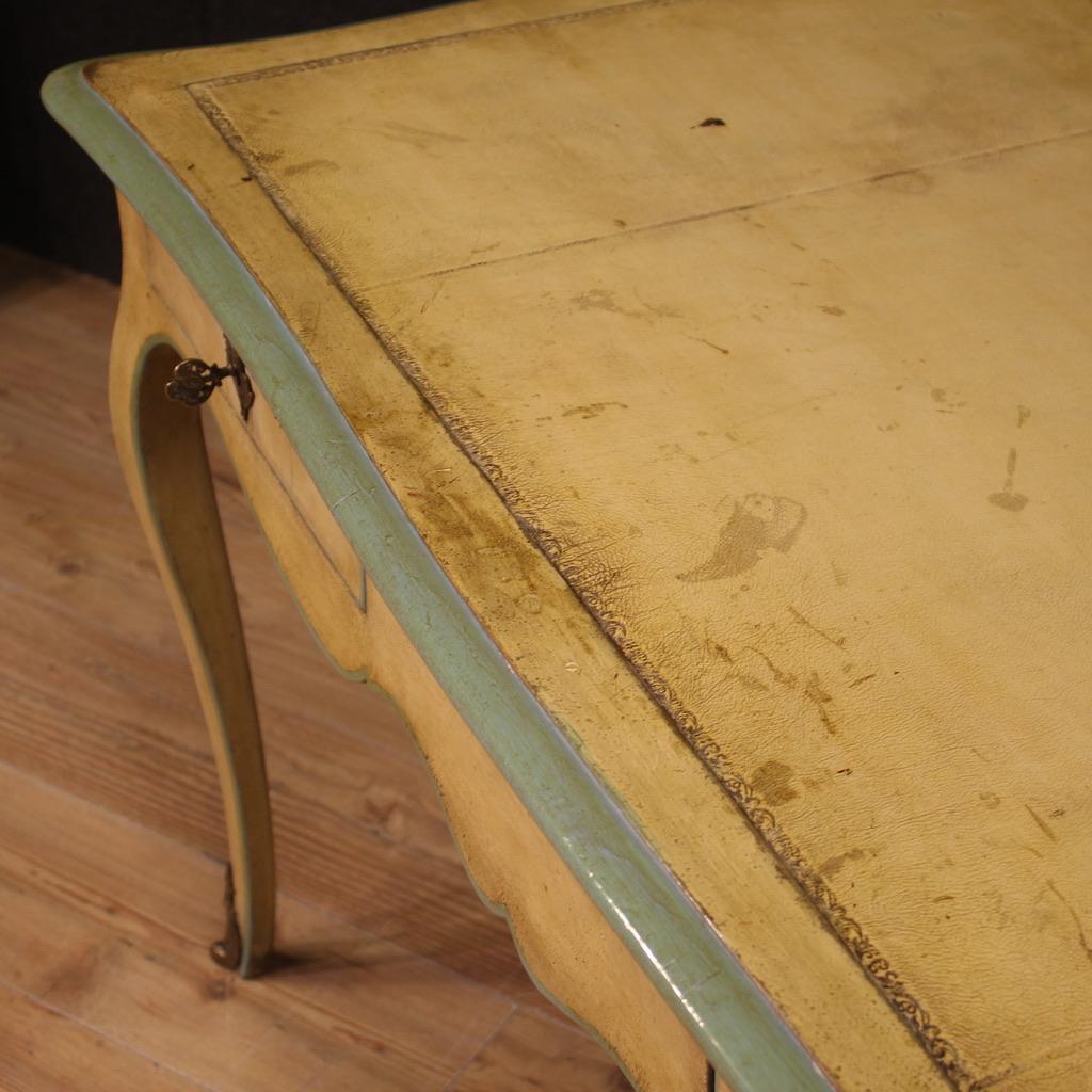 Bureau de style Louis XV en bois laqué et peint du 20e siècle, 1950 en vente 1