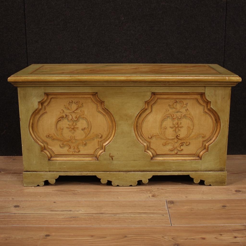 Italian trunk from 20th century. Furniture in carved, lacquered and hand painted wood of beautiful decoration. Small chest, of good capacity and service, it can be easily placed in different parts of the house. Top can be opened, lacquered faux