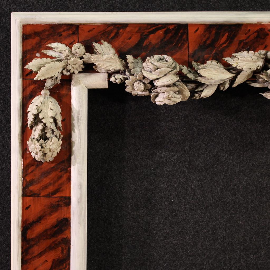 Italian frame from the second half of the 20th century. Object in carved, lacquered and hand-painted wood with a marbled effect of excellent quality. Frame adorned with a festoon, floral decoration in relief on the upper part (see photo) of great