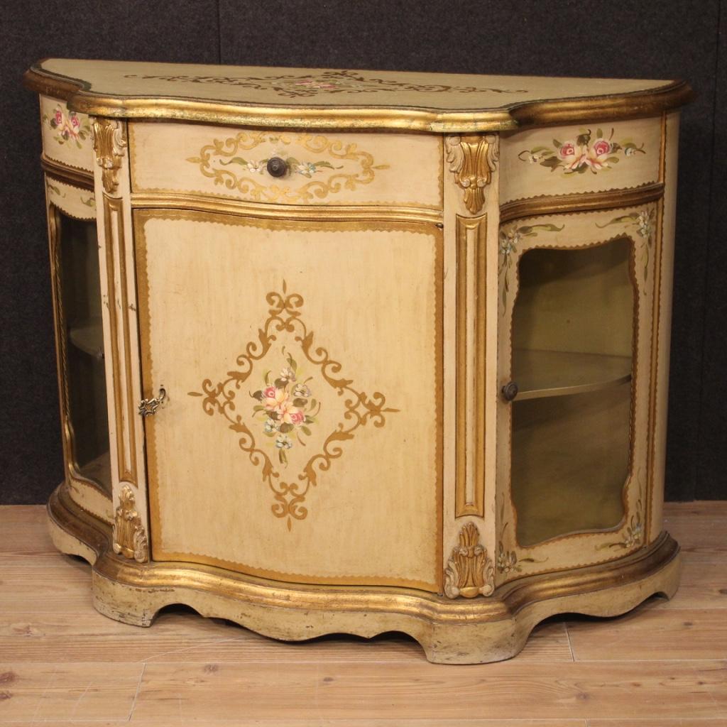 Italian sideboard from 20th century. Furniture in carved, lacquered and hand painted wood with very pleasant floral decorations. Sideboard with three doors (two on the side with recessed glass) and a central drawer of good capacity and service.