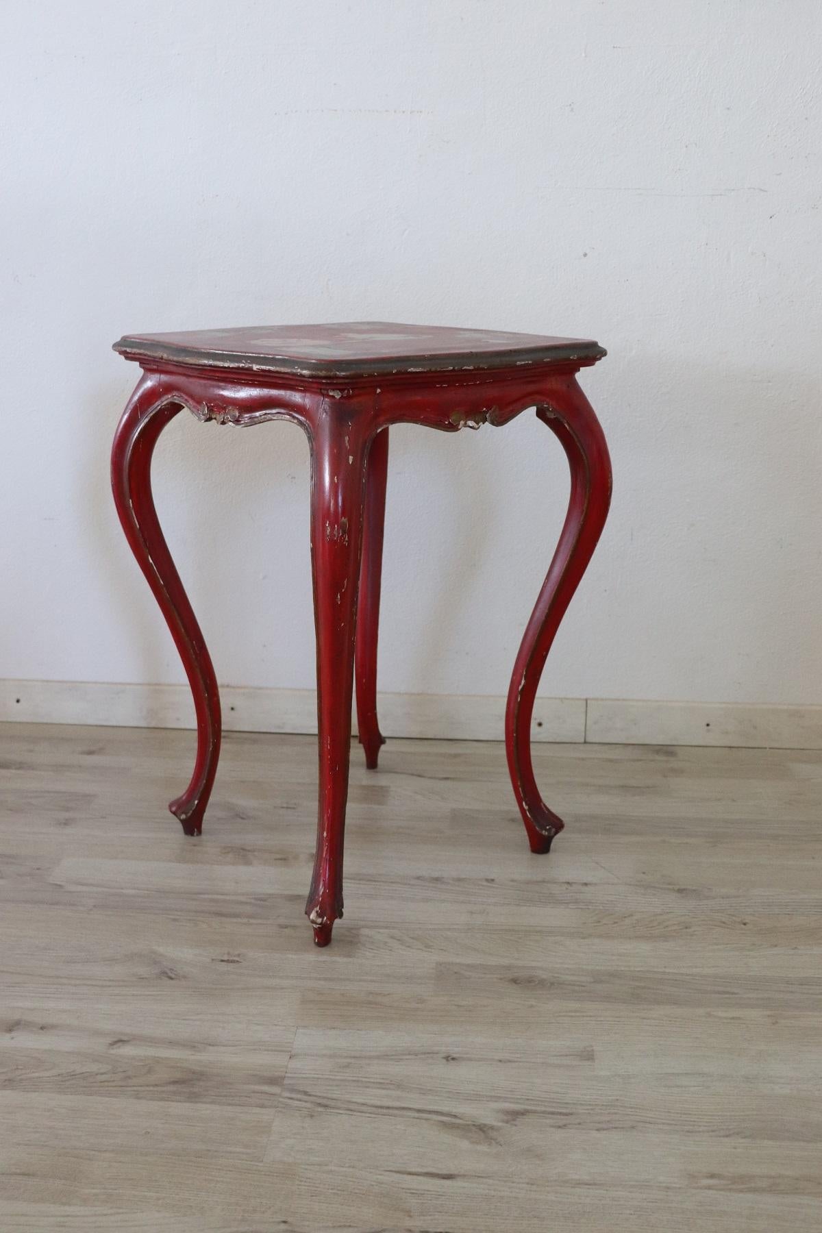 20th Century Lacquered and Painted Wood Side Table with Chinoiserie Decorations In Excellent Condition In Casale Monferrato, IT