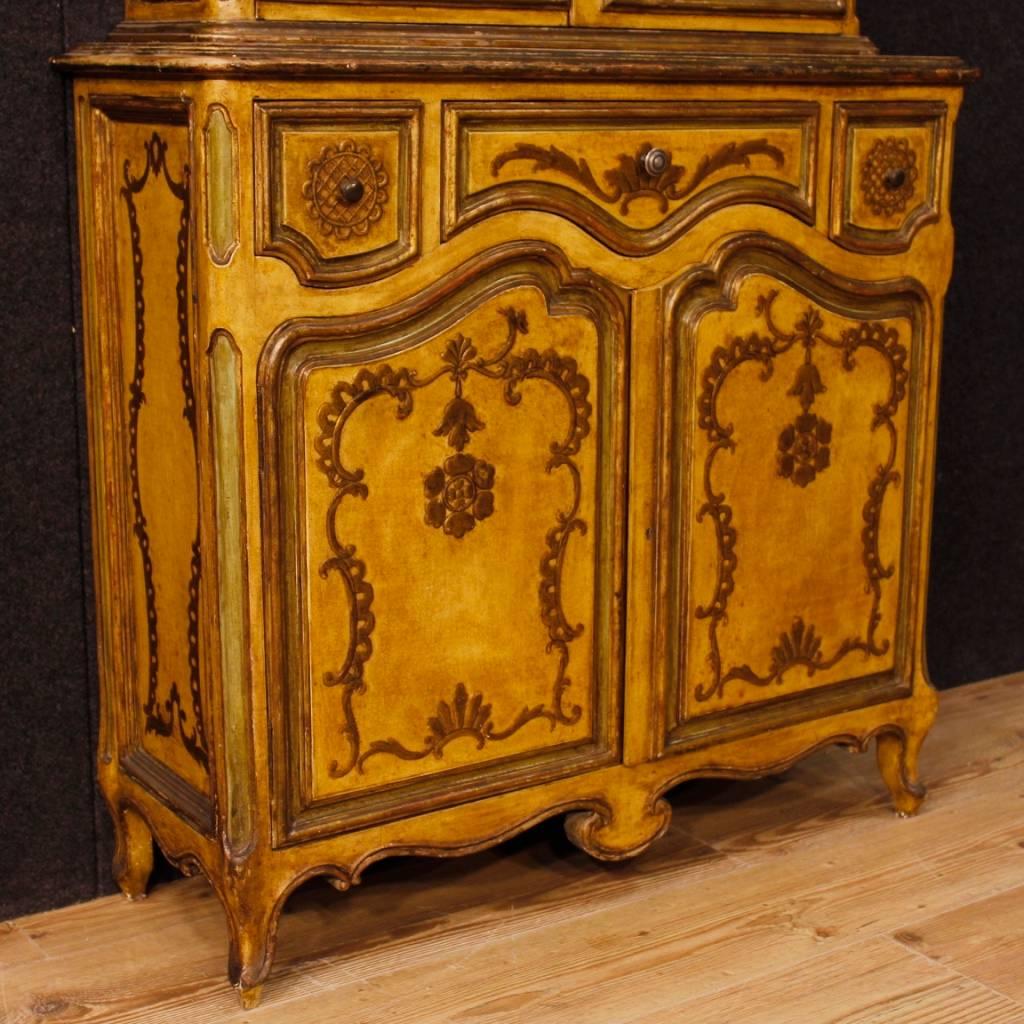 Spanish sideboard in richly lacquered and gilded wood of great quality. Double body cabinet from 20th century. Lower body with two doors, with an internal shelf and three external drawers. Upper body with two doors with two internal shelves of good