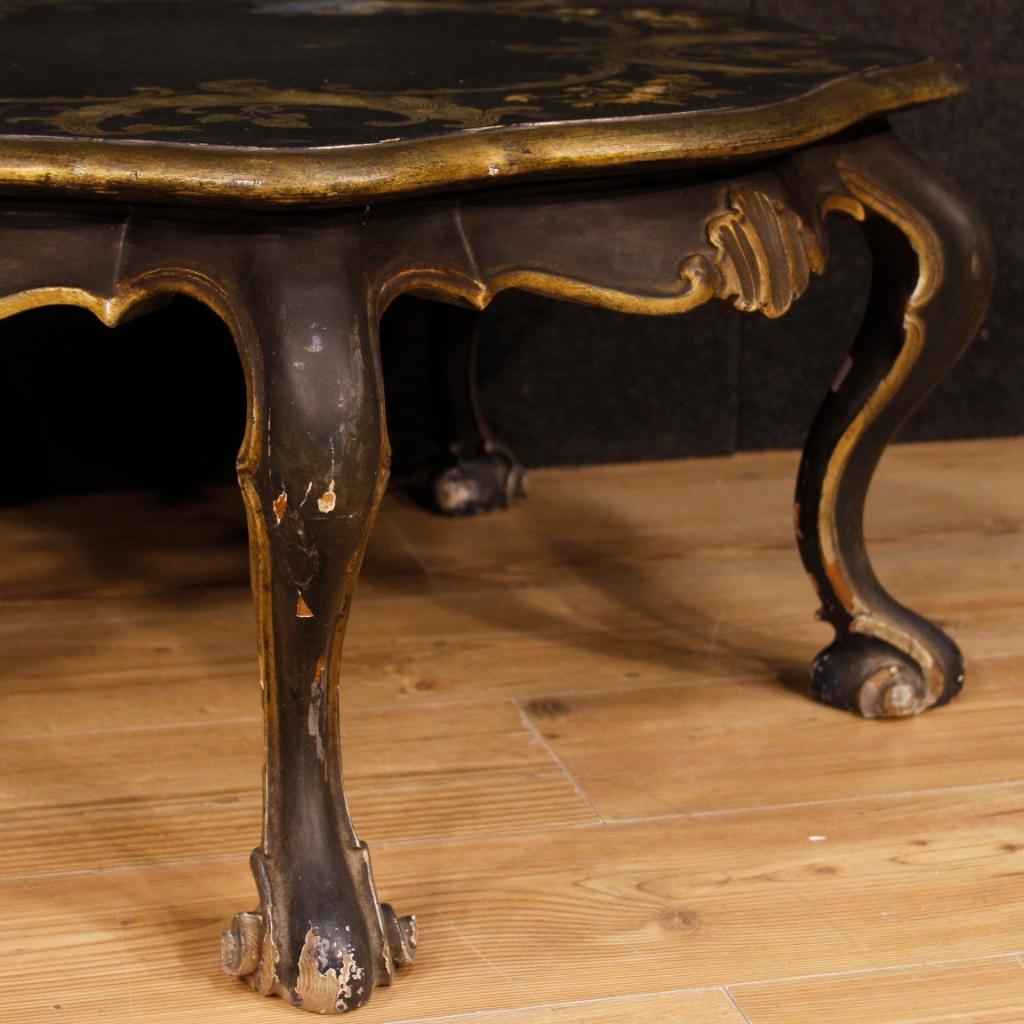 Venetian coffee table from 20th century. Furniture pleasantly carved, lacquered and hand painted with floral decorations. Coffee table of pleasant decor and good solidity supported by 5 legs finished with curly feet. Wooden top in character with