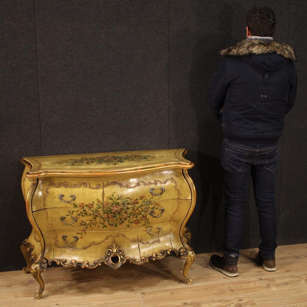 Venetian commode from the mid-20th century. Furniture of fabulous line and great quality in lacquered, gilded and hand painted wood with very pleasant floral decorations. Commode for bedroom or living room, for antique dealers and interior