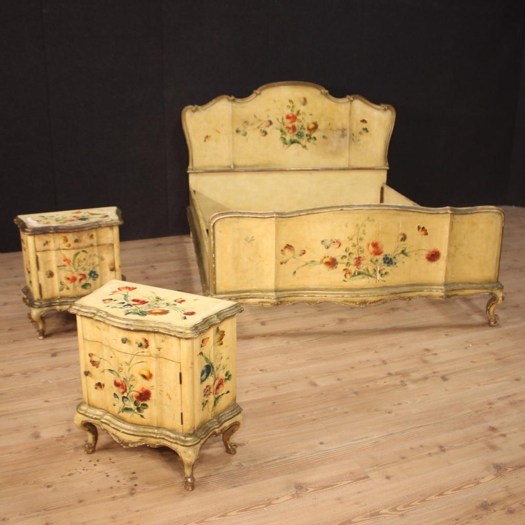 Venetian double bed from the mid-20th century. Furniture in carved, lacquered and hand painted wood with very pleasant floral decorations. Fabulous bed that can accommodate an internal structure with the following maximum dimensions W 162 X D 199