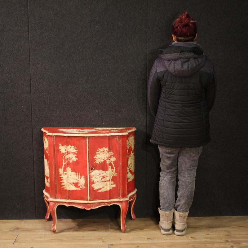 Venetian sideboard from the mid-20th century. Carved, painted and lacquered wooden cabinet in poor art style adorned with architectural views. Small two-door sideboard with excellent proportions. Cabinet that offers a flat support surface inside,