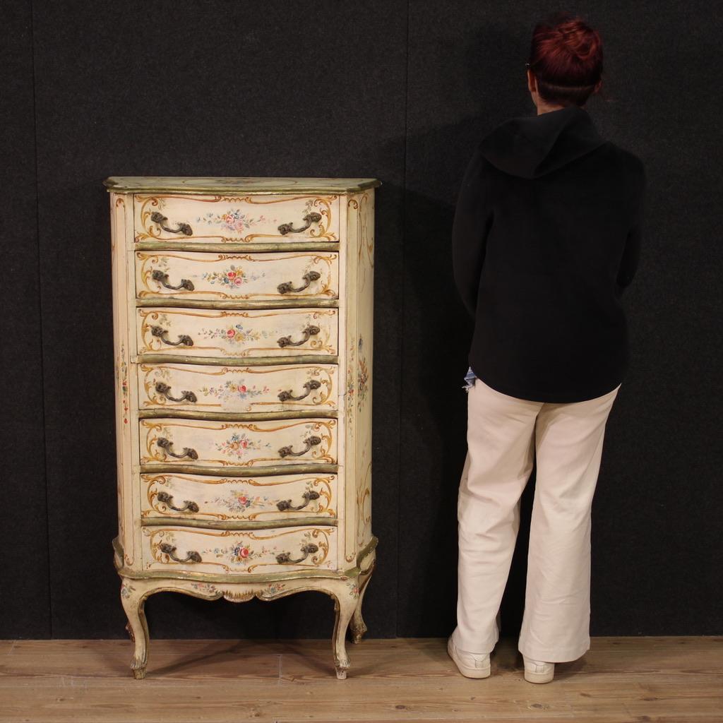 Venetian tallboy from the second half of the 20th century. Chest of drawers with curved front and sides, in lacquered wood and hand painted with floral decorations of great pleasure. Furniture equipped with seven drawers of good capacity. Chest of