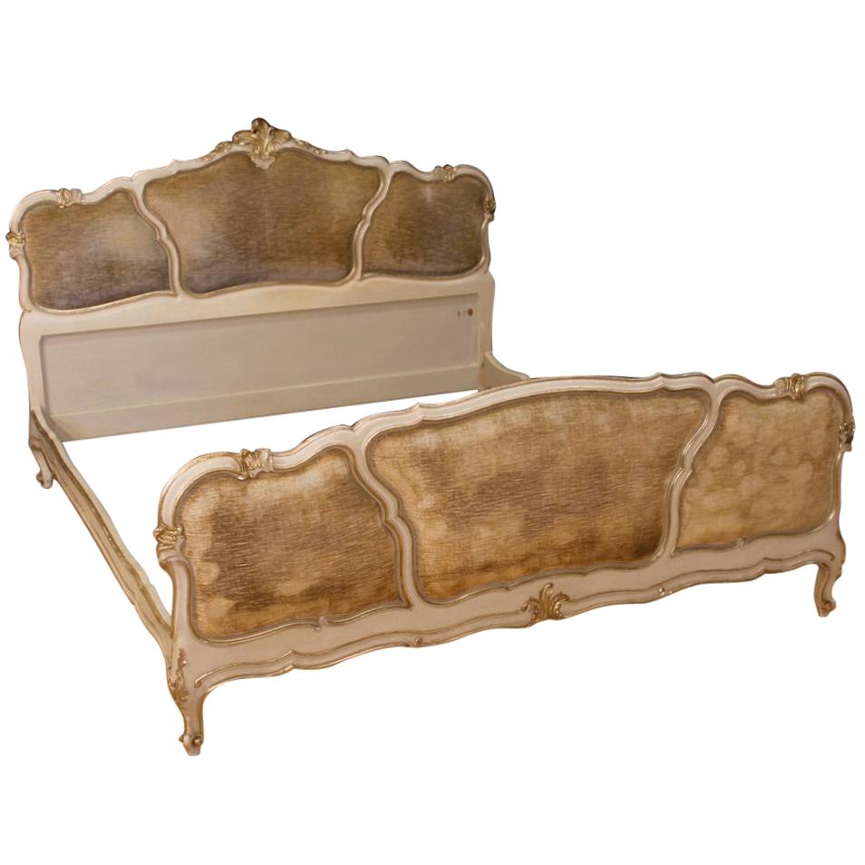 Great venetian bed from 20th century. Nicely carved, lacquered and silvered wooden furniture of fabulous decoration. Headboard and footboard adorned in velvet with some small signs of wear. Furniture that can accommodate an internal structure from