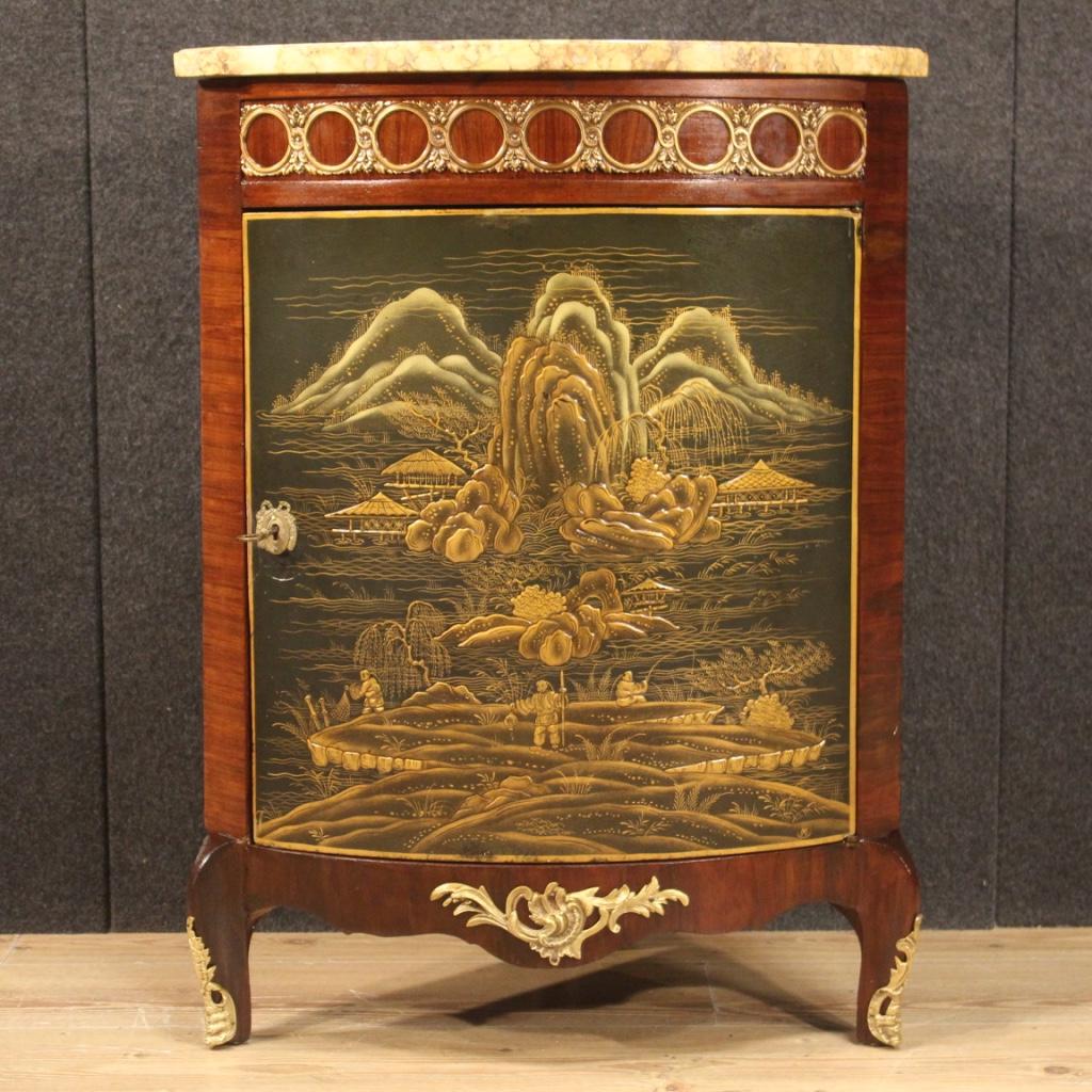 French corner cabinet from the mid-20th century. Furniture in mahogany wood with lacquered door and painted with a chinoiserie landscape of excellent quality. Original marble top in good condition with some small signs of wear. Corner cupboard with