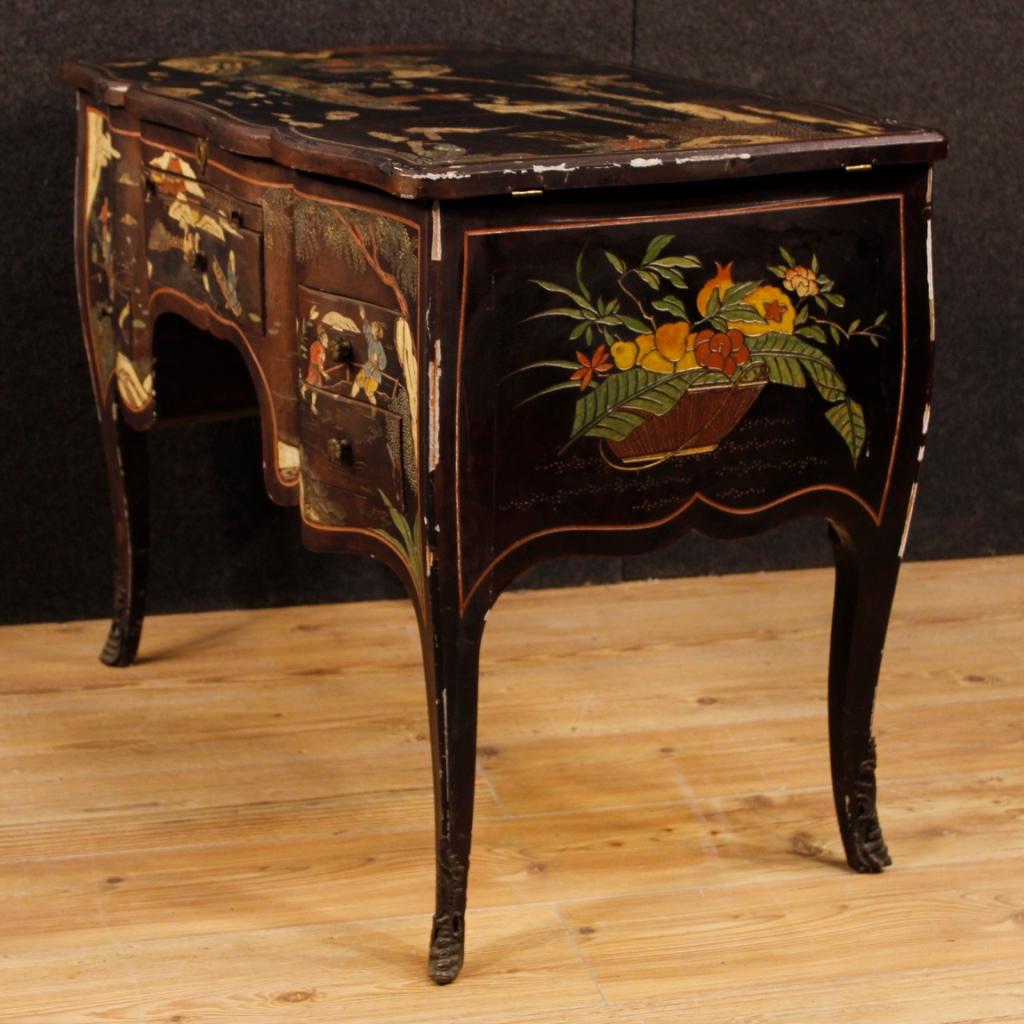 French dressing table from the first half of the 20th century. Furniture in richly lacquered and chiseled wood with chinoiserie decorations. Dressing table finished for the center of fabulous decoration equipped with 4 frontal drawers and a