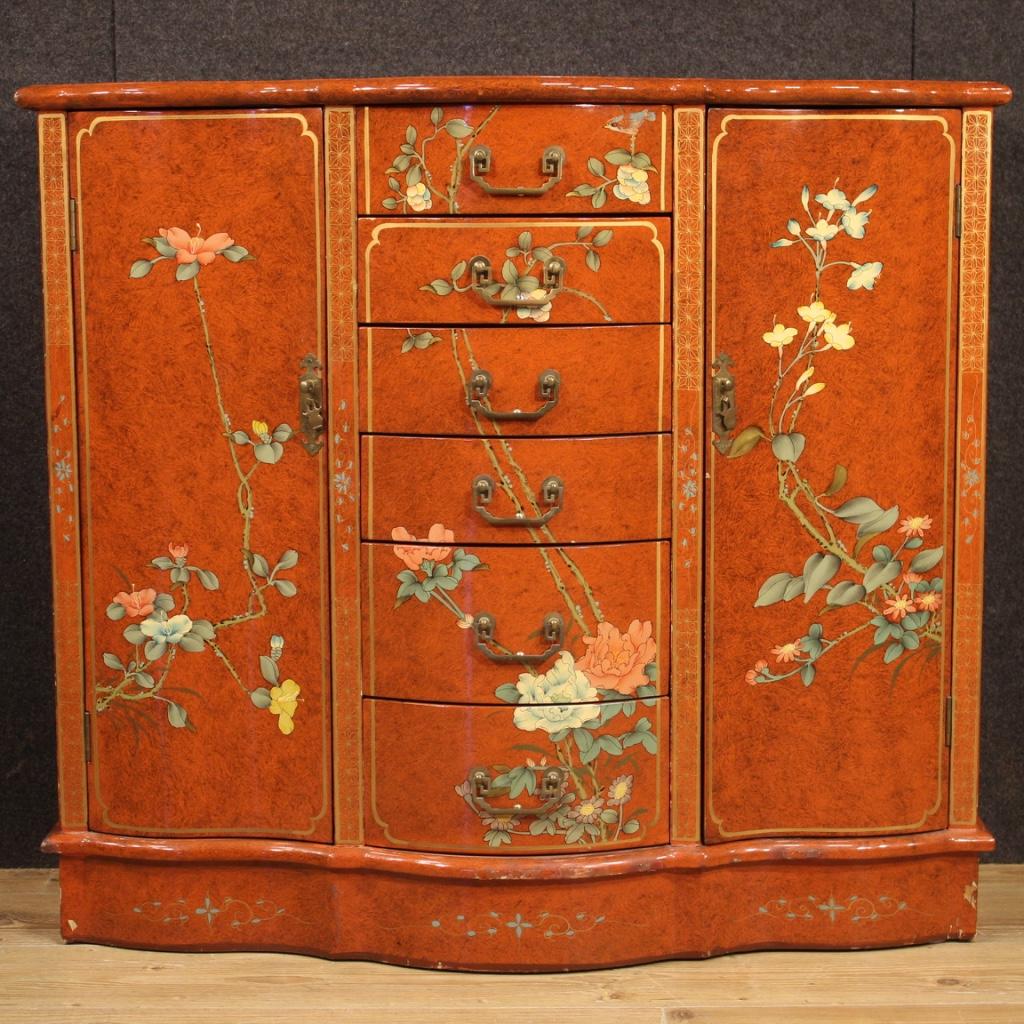 French chinoiserie lacquered sideboard from the 1970s-1980s. Nice line furniture of pleasant decor in lacquered wood with floral and animal decorations. Sideboard equipped with six central drawers and two side doors of good capacity and service.