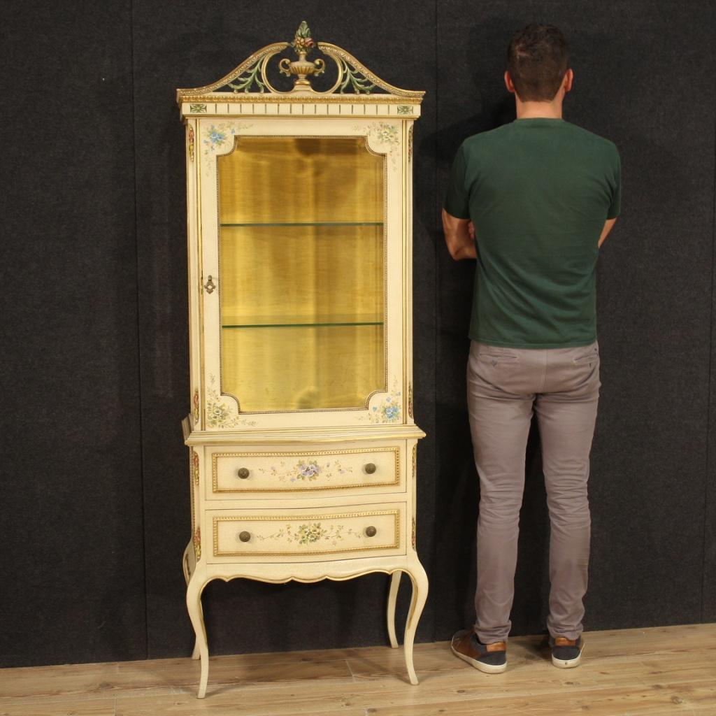 Venetian showcase from the second half of the 20th century. Furniture built in a single non-divisible body, in lacquered, chiseled and hand painted wood with floral decorations. One door display cabinet, complete with working key, and two external