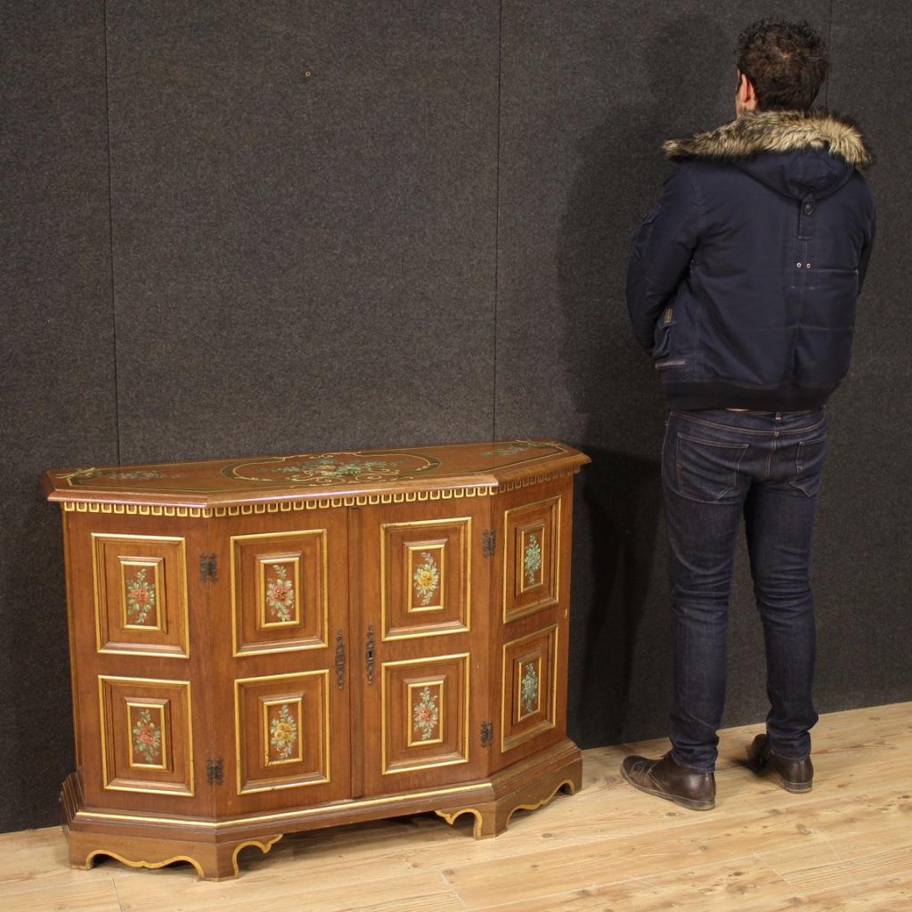 Italian sideboard from the 20th century. Furniture in carved, lacquered, gilded and hand painted wood of beautiful decoration and pleasant decor. Sideboard with two doors equipped with a fixed internal shelf, of good capacity and service. Wooden top
