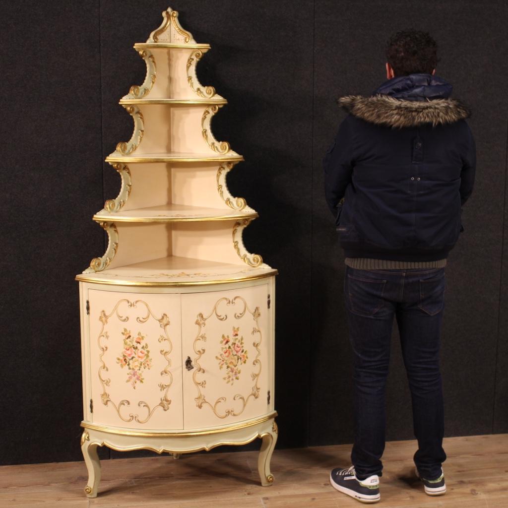 Armario esquinero italiano del siglo XX. Muebles de bella línea en madera lacada, dorada y pintada a mano con decoraciones florales muy agradables. Armario esquinero de doble cuerpo con dos puertas en la parte inferior, interior fijo (ver foto).